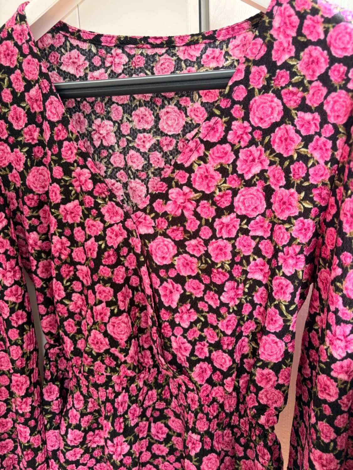 Blommig svart blus med rosa rosor - 1