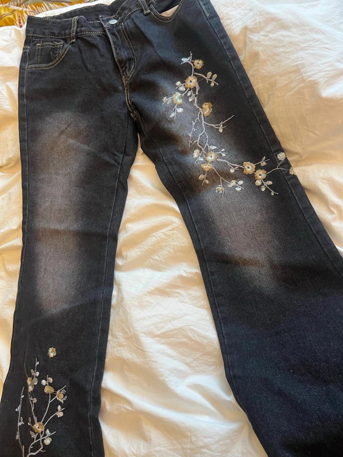 Svarta jeans med blommig brodyr - 1