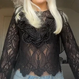 svart spetstopp  - Säljer denna söta topp då jag inte använder den längre❤️