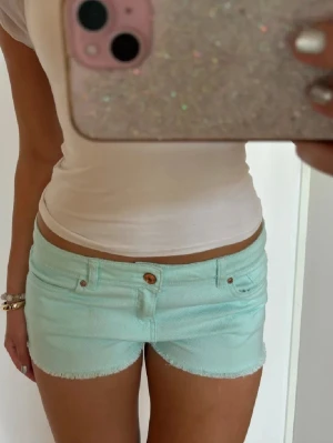 Turkosa lågmidjade shorts  - Såå fina turkosa lågmidjade vintage jeansshorts! midjemått rakt över: 41. Jag är 168 och det är mina bilder, köp via köp nu direkt eller Swish, kvar tills markerad som såld 💖 