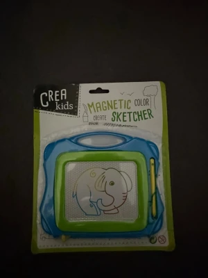 Magnetisk ritplatta från Crea Kids - Magnetisk ritplatta i blått och grönt med gul penna. Perfekt för att rita och sudda om och om igen. Plattan har ett handtag upptill och en färgglad ram. Tillverkad i plast och kommer i originalförpackning. Kul för kreativa stunder och enkel att ta med.