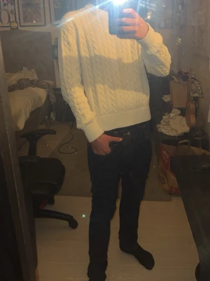 Mörkblå jeans från Nudie Jeans - Säljer ett par mörkblå jeans från Nudie Jeans med klassisk femficksdesign och kontrastsömmar. Jeansen har en smal passform och är tillverkade i mjuk denim med stretch. Snygga detaljer på bakfickan och läderpatch i midjan. Säljes då jag köpt fel storlek, och kvittot blivit borttappat. Jag är 181cm lång med en ganska rejäl benbyggnad. Skulle säga att det passar 170-180cm. W29 L34. Kom med bud!