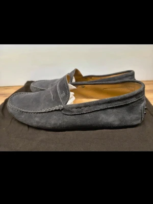 INTRESSEKOLL - Tod’s Loafers - Tja! Kollar intresset för mina Tod’s gommino loafers som är i storlek 8, som motsvarar 42/43! Skorna är i grymt skick och kommer med dustbag! Nypris ligger på ca 7000kr! 💵 Mitt pris är ej hugget i sten så hör av dig vid eventuella frågor eller funderingar! 📥