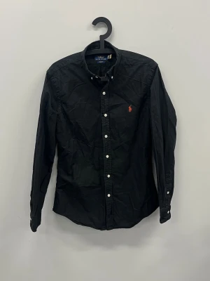 Ralph Lauren skjorta - Fint skick inga defekter | modellen är 185 cm lång och väger  ca 78 kg | passform slimfit.