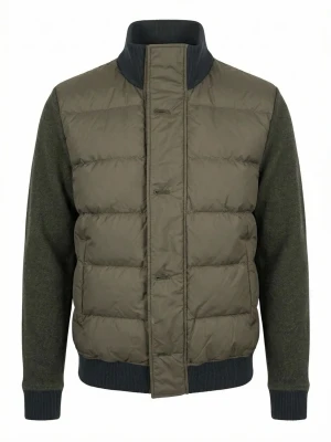 Olivgrön pufferjacka från Woolrich - Snygg olivgrön pufferjacka från Woolrich med quiltad front i glansigt material och stickade ärmar och muddar. Jackan har hög krage, dragkedja och knappar framtill samt två sidofickor. Perfekt för kalla vinterdagar.