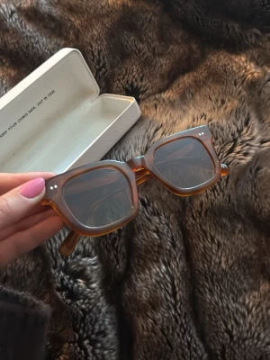Chimi glasögon - Snygga chimi glasögon som är använda ett fåtal gånger. Några defekter på boxen, men glasögonen är defekt fria. Modellen är 04 i färgen Havana. Köpta för 800kr