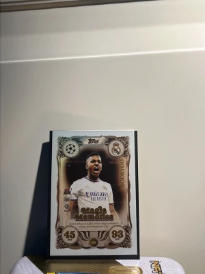 Topps fotbollssamlarkort Real Madrid Rodrygo Magic Memories 25/26 match attack - Unikt fotbollssamlarkort från Topps med spelaren Rodrygo. Perfekt för samlare av sportkort och fotbollsprylar. Perfekt för Real Madrid fans eller bara vanliga kort samlare. Rodrygo Magic Memories topps match attack 25/26