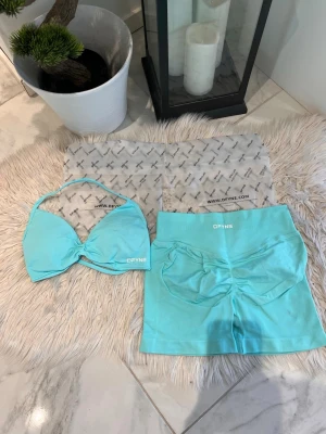 ICE set från DFYNE - Snyggt turkost underklädesset från DFYNE med vadderad topp och matchande shorts. Setet har sportig design med logga framtill och texten 'LET NOBODY DFYNE YOU' på insidan av toppen. Mjukt och stretchigt material som sitter bekvämt. Impact 4.5 ICE 