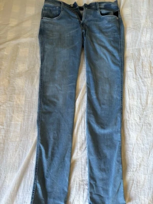Replay  jeans herr  - Ett par helt nya replay jeans herr ljusblåa. Ser nästan helt nya utt kan diskutera pris ingen skada