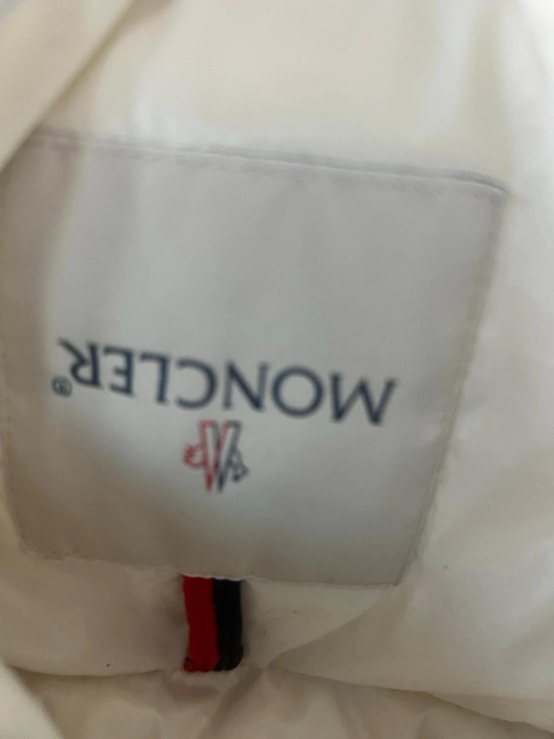 Vit dunjacka från Moncler