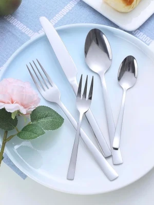 Bestickset i rostfritt stål, 24 delar - Säljer ett stilrent bestickset i rostfritt stål med modern design. Setet innehåller knivar, gafflar, matskedar och teskedar. Perfekt för att uppgradera köket med en snygg och tidlös look. Passar både till vardags och när du vill duka lite extra fint.