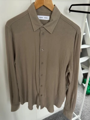 Skjorta/Overshirt  - Skjorta/overshirt från Samsoe Samsoe i bra skick. Aldrig använd behöver bara strykas. Storlek M