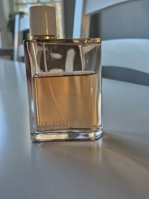 Burberry Her intense - Säljer den äldre varianten av her intense. Denna är discontinued och går ej att beställa. Fragrantica beskriver den såhär: Top notes are Red Fruits and Blackberry; middle note is Jasmine; base note is Benzoin. Har förvarats svalt & mörkt. 100ml från början, skulle säga att det är ca 60 ml kvar.