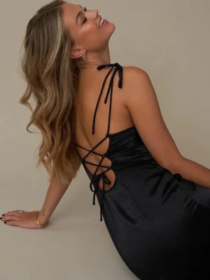 Svart satinklänning - Stilren svart klänning i satin med knytning i ryggen. Från Hanna Schönbergs kollektion tillsammans med NA-KD 💌 helt oanvänd med alla lappar kvar