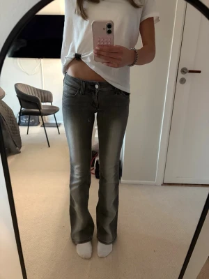 Weekday jeans - Säljer ett par grå bootcut jeans med låg midja från Weekday🥰