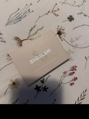 SHEGLAM corecter palette - SHEGLAM concealer palette med sex olika nyanser för att täcka, highlighta och korrigera. Paletten innehåller färger som lila, gul, grön, orange, beige och brun. Kommer i en stilren beige ask med spegel i locket. Perfekt för att skapa en jämn och fräsch bas.