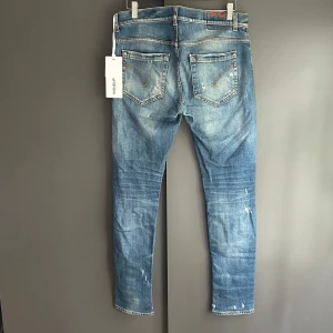 Dondup George Jeans - Bra skick, hål i skrevet, be om bild. Nypris ca 3500kr. Storlek W31, passar dig som är mellan 173-183cm ungefär. Mått finns på sista bilderna. Skriv för mer information!🤝