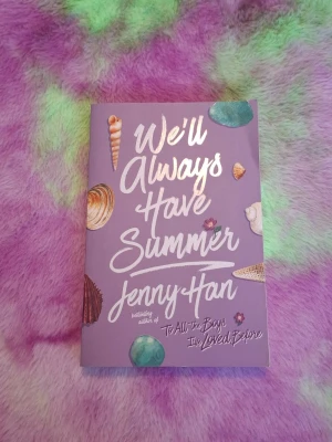 We'll Always Have Summer - Jenny Han - 💛Säljer We'll Always Have Summer av Jenny Han. Det är tredje boken i the summer i turned pretty serien.   💛Har lästs en gång. Kommer med lite skada i kanten (se bilder), annars i god skick.  📦 Skickas snabbt 💬 Hör av dig om du har frågor!