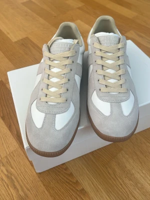 Maison margielas vita - Snygga Maison Margielas storlek 42. Helt nya. Inga defekter skicka om minsta fundering box kommer med. 