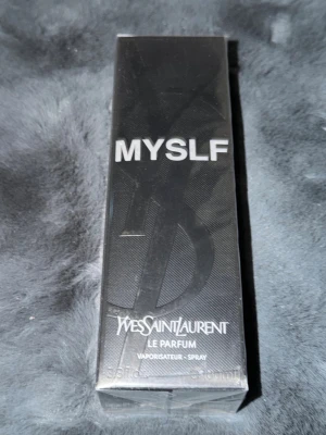 Yves Saint Laurent MYSLF Le Parfum - Yves Saint Laurent MYSLF Le Parfum är en exklusiv parfym i svart, stilren förpackning med tydlig logga och modern design. Flaskan rymmer 100 ml och är en spray. Perfekt för dig som gillar lyxiga och trendiga dofter.