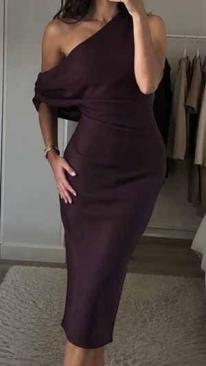 Vinröd oneshoulder klänning - oanvänd - Superfin vinröd/lila festklänning i lite tjockare tyg, helt ny med prislappen kvar 💜 Sitter jättesnyggt och är perfekt till fest i sommar! (Lägger ut igen med fler bilder)