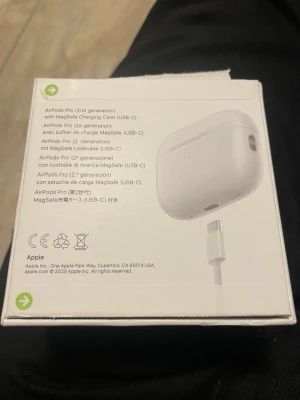Apple AirPods Pro 2 - Funkar perfekt. Man får med allt som syns på bilderna. Dom är rena och tvättade.
