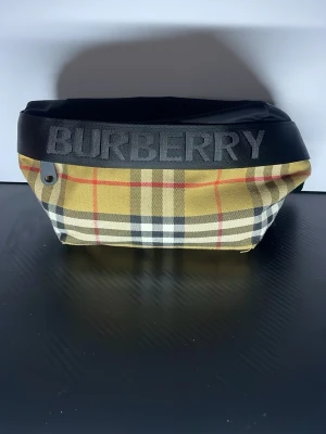 Burberry magväska.🌟 - Beige rutig magväska med klassisk design 🤎 Perfekt för både vardag och resa – smidig att bära men har samtidigt mycket yta så du får plats med allt du behöver. Stilren och praktisk i ett!