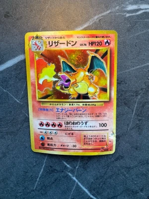 Charizard Pokémonkort 1996 - Säljer ett japanskt Charizard  Pokémonkort. Charizard holo Japanese base set.