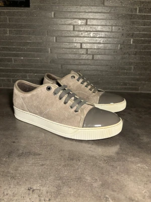 Gråa lanvin  - Snygga och klassiska lanvin skor i mycket bra skick. Storlek uk 6 sitter som eu 41-42, sulkräm har använts för att fräscha upp skorna lite.