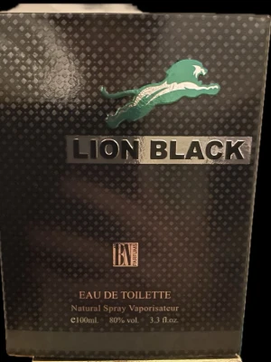 Lion Black Eau de Toilette 100ml - Lion Black Eau de Toilette från BV Parfums kommer i en svart, glansig förpackning med ett grönt lejonmotiv. Flaskan rymmer 100 ml och har en alkoholhalt på 80%. Perfekt för dig som gillar kraftfulla och maskulina dofter.