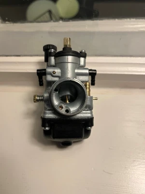 Förgasare 19mm PHBG moped - Motoforce phbg 19mm förgasare som gått ca en mil och i nytt skick. Obs att luftskruven saknas men går att beställa billigt men se till att skruven är en Motoforce phbg luftskruv. Inget munstycke fås med. Luftfilter anslutningen är 32mm och insuget 25mm