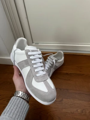 Maison margiela gats skor grå vit - Maison margiela skor grå vit i storlek 40. 