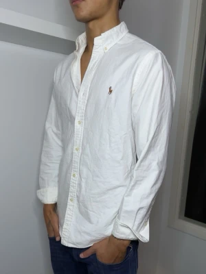 Ralph Lauren Skjorta - Ralph Lauren skjorta i väldigt fint sick!🙌 Storlek M modellen är 187 cm och väger 70 kg