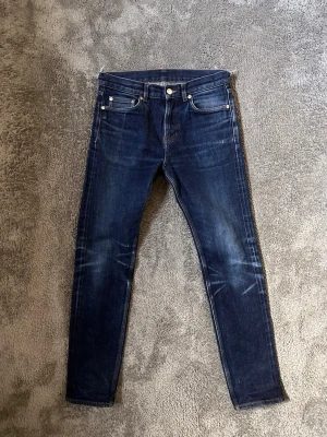 Arket Selvedge Jeans - Feta selvedge jeans ifrån arket. Storlek 28. Har fått snygga fades och kommer få ännu mer vid användning. Mått: A:38 B:70 C:23 D:19 E:15. Totala längden: 95📐 Hör av er vid frågor!🤝