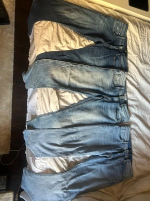Replay Anbass och Neuw - Längts till höger och i mitten är replay anbass, båda är storlek W31 och L32. Längts till höger är ett par jeans från Neuw strl 32 32