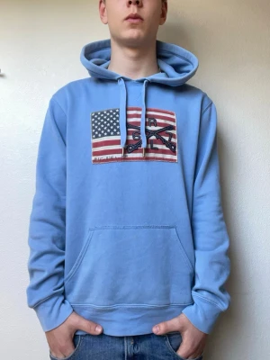 Blå hoodie från Ralph Lauren - Fett snygg hoodie från polo jeans company. Modellen på bilden är 178 och väger cirka 70kg. Hör gärna av er vid frågor eller intresse!