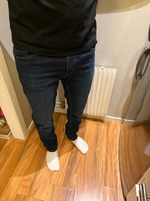 Tiger Of Sweden jeans - Säljer ett par mörkblåTiger Of Sweden slim fit. Jeansen har normal midja och raka ben, perfekta för en avslappnad men ändå stilren look. Materialet är mjukt denim som sitter skönt hela dagen. Dom är oanvända o de är bara o höra av sig vid intresse, jag är 177cm.
