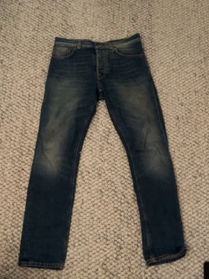 Nudie Jeans Fearless Freddie  - Säljer dessa riktigt schyssta Nudie Jeans I modellen Fearless Freddie! Jeansen har schyssta fades och har feta honeycombs. Modellen säljs inte längre. Storlek W30 L32 men sitter mer som W31. 