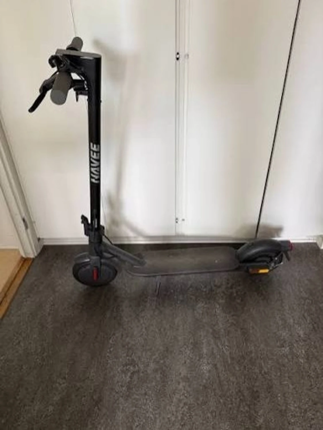 Svart elsparkcykel från NAVEEA