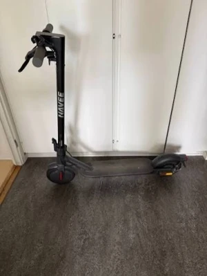 Svart elsparkcykel från NAVEEA - Säljer en svart elsparkcykel från HAYEE med minimalistisk design. Modellen har en smal ståplatta, stora hjul och handtag med enkel display. Perfekt för att ta sig runt i stan på ett smidigt sätt.