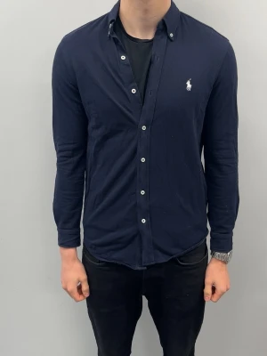 Ralph Lauren skjorta - Featherweight mesh material storlek S | modellen är 185 cm och väger ca 75 kg | fint skick utan defekter | fraktar oftast samma dag📦🚚
