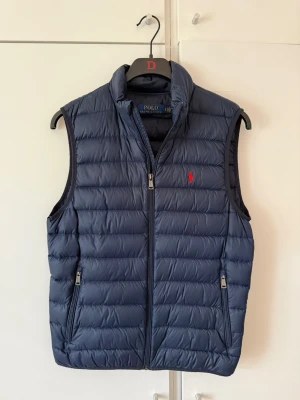 Ralph louren väst - Snygg mörkblå dunväst från Polo Ralph Lauren 