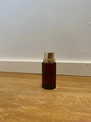 Hugo Boss The Scent parfym - En elegant parfym från Hugo Boss, The Scent. Flaskan är 60-65% fylld 