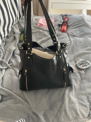Handväska från Silvio tossi - Väska från Silvio tossi. Använd ett fåtal gånger. Köpt på Zalando för några år sedan för ca 4000kr☺️
