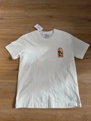 Casa Blanca t-shirt  - Säljer en vit t-shirt från Casa Blanca helt ny. Passar dig som bär storlek S men även dig som bär storlek M