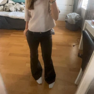 Svarta bootcut byxor i skinnimitation - Snygga svarta skinn byxor ifrån only med bootcut-modell och låg midja. Bra skick men tecken på användning. Storlek S/32. 