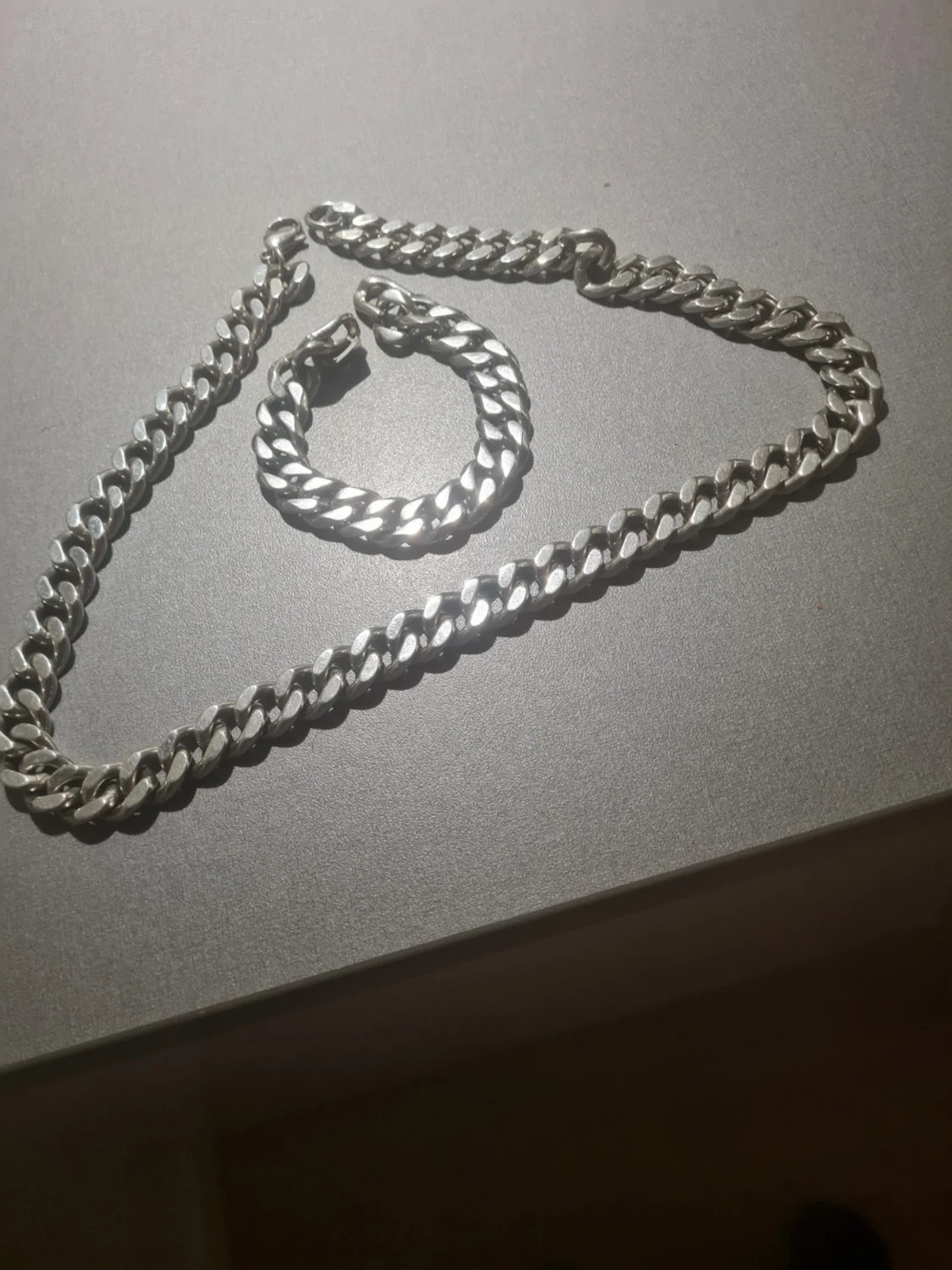 Silverfärgat kedjehalsband