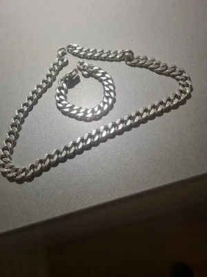 Silverfärgat kedjehalsband - Stilrent halsband i silverfärgad metall med breda, platta länkar i klassisk kedjedesign. Perfekt för dig som gillar en enkel men ändå tuff accessoar. Passar till många olika stilar och är lätt att matcha med andra smycken. Bara halsband kedjan somras kvar.