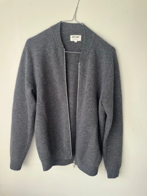 Soft Goat zipper Cashmireblandning - Soft Goat zipper, går ej att få tag på längre. Nypris 3000 kr. Skicka 9/10