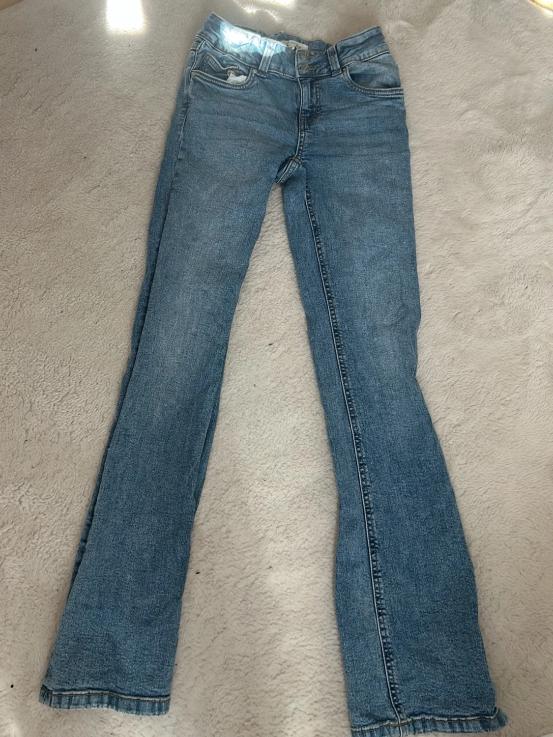 Blå bootcut jeans från Denim Bay
